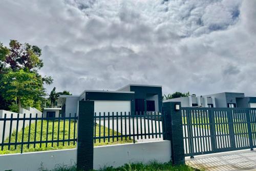 Brand-New 4BR/3BA Modern Oasis with Outdoor Kitchen